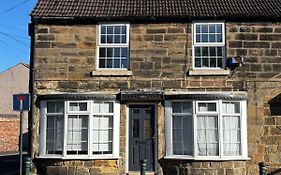 Guisborough 3-Bed, With Parking, Walk To Pubs, Shops & Trails